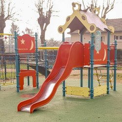 Réfection du sol des jeux pour enfants dans le parc de la mairie